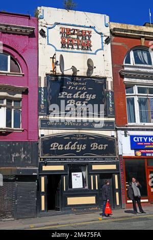 Paddys Bar, 31 London Rd, Liverpool L3 8HR - Original Irish Bar avec panneau historique Tetleys au néon amer Banque D'Images
