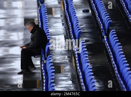 Un joueur de course dans les stands de Kempton Racecourse, Sunbury on Thames, Middlesex. Date de la photo: Lundi 19 décembre 2022. Banque D'Images