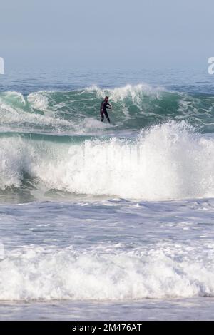 Europe, Portugal, Centro Region, Ferrel, Praia da Almagira, Surfeur sur une vague sur l'océan Atlantique Banque D'Images