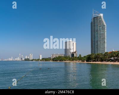 La plage de Na Jomtien, district de Sattahip à Chonburi, Thaïlande. Mövenpick Hotel en premier plan à droite, puis Ambassador City. Plage de Jomtien Banque D'Images