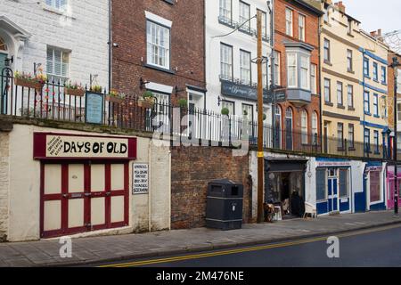 Palace Hill au niveau supérieur avec Eastborough et des boutiques en bas à Scarborough Banque D'Images