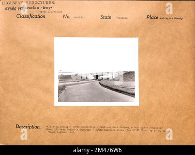 Séparation de classe - Pentagon Road Network - Washington Boulevard au-dessus de l'autoroute à péage de Columbia. Légende originale : Grade Separation - Pentagon Road Network - Washington Boulevard (Road AB) au-dessus de l'autoroute à péage de Columbia - South Pentagon Road. (BR. N° 7). Photo de T. W. Kines. Adoptée en octobre 1945. État: Virginie. Lieu: Arlington County. Banque D'Images