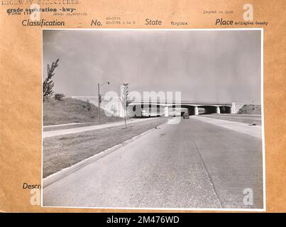 Séparation des classes - Pentagon Road Network - Washington Boulevard au-dessus de l'autoroute Jefferson Davis et de la voie Spur de Penna. R. R. Légende originale: Arlington County, Virginia - Grade Separation - Pentagon Road Network - Washington Boulevard au-dessus de Jefferson Davis Highway et Spur Track of Penna. R. R. - Pentagon Road Network (pont n° 4). Photo de T. W. Kines - octobre 1945. État: Virginie. Lieu: Arlington County. Banque D'Images