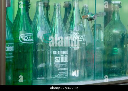 Exposition d'anciennes bouteilles d'eau minérale en verre, marché aux puces d'Ecseri, le plus grand marché antique de Budapest, Hongrie Banque D'Images