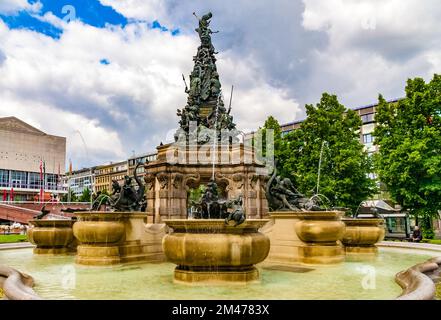 Vue sur la célèbre Pyramide de Grupello, une sculpture sur la place Paradeplatz dans le centre de Mannheim, Allemagne. La section supérieure décrit le Dieu du temps... Banque D'Images