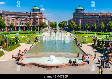 Belle vue sur la fontaine en cascade derrière la célèbre Tour de l'eau (Wasserturm) sur la place Friedrichsplatz à Mannheim, en Allemagne. L'eau Banque D'Images