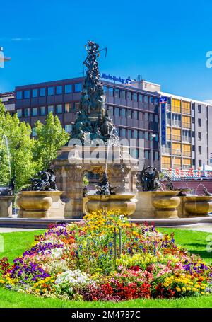 Belle vue sur un lit de fleurs sur la place Paradeplatz avec la célèbre sculpture Grupello Pyramid en arrière-plan, par une journée ensoleillée avec un ciel bleu... Banque D'Images