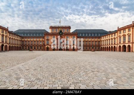 Superbe vue sur la partie centrale du palais de Mannheim, le Mittelbau, avec l'Ehrenhof (Cour d'honneur) en face. Les deux sculptures sur la cour Banque D'Images
