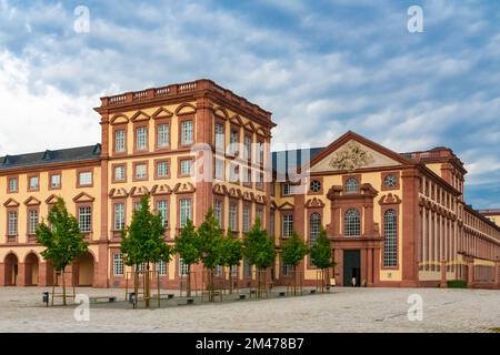 Belle vue sur l'église du palais de Mannheim, fondée comme chapelle de cour, dans l'aile nord du palais de Mannheim. Le soulagement de pignon par le sculpteur Paul... Banque D'Images