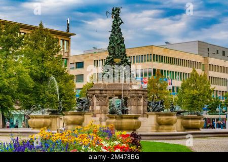 Vue pittoresque de la célèbre sculpture Grupello Pyramid avec un lit de fleurs sur la place Paradeplatz dans le centre-ville de Mannheim, Allemagne... Banque D'Images