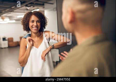Un adorable employé d'entreprise qui flirte avec un collègue dans le couloir Banque D'Images