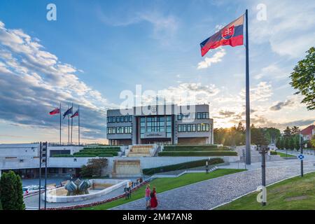 Bratislava (Pressburg): Bâtiment du Conseil national de la République slovaque, drapeau slovaque en , Slovaquie Banque D'Images