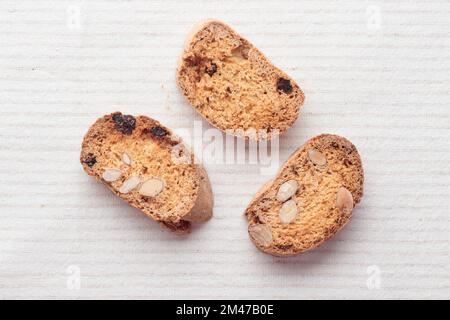 Nourriture fond cookies italiens fraîchement cuits Biscotti ou Cantuccini beige fond vue de dessus motif horizontal Banque D'Images