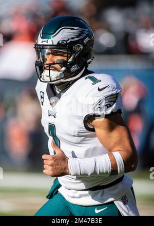 Chicago, Illinois, États-Unis. 18th décembre 2022. Philadelphia Eagles Quarterback #1 Jalen Hurts se réchauffe avant un match contre les Chicago Bears à Chicago, il. Mike Wulf/CSM/Alamy Live News Banque D'Images