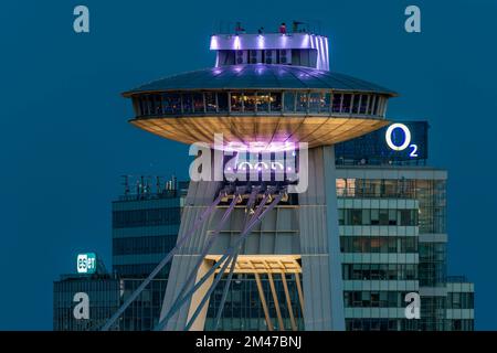 Bratislava (Pressburg): Plate-forme d'observation et restaurant de la plupart des SNP (pont du soulèvement national slovaque) à , , Slovaquie Banque D'Images