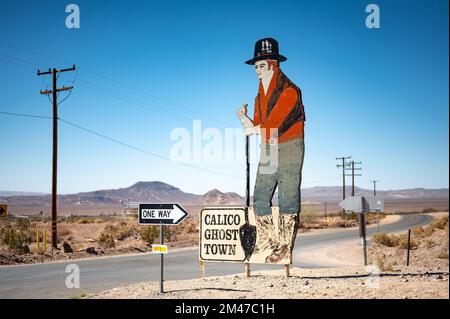Détail du panneau de bienvenue à Calico, la ville minière fantôme dans le désert de l'Ouest sauvage Banque D'Images