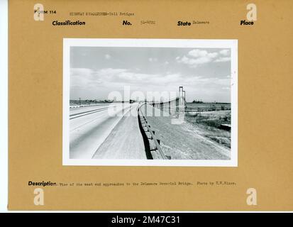 Vue sur l'extrémité ouest du Delaware Memorial Bridge. Légende originale: Photo de T. W. Kines. État: Delaware. Banque D'Images