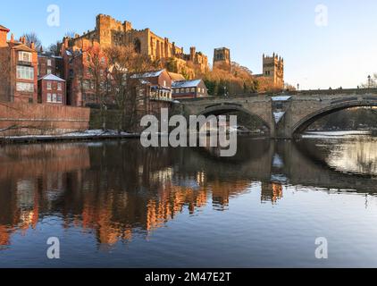 Le château et la cathédrale de Durham se reflètent dans l'usure de la rivière, Durham City, Co Durham, Angleterre, Royaume-Uni Banque D'Images