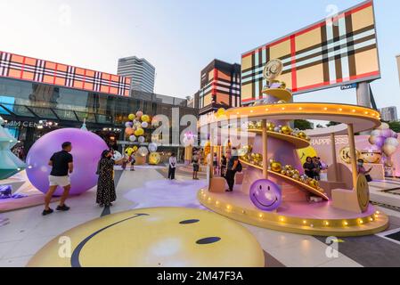 Bangkok,Thaïlande - DEC 15, 2022 : Smiley ball décorer devant le centre commercial Siam Paragon dans le festival du nouvel an Banque D'Images