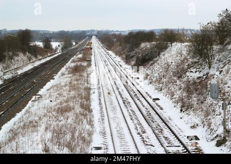 Voies ferrées droites dans la neige. Pistes vues de dessus. Banque D'Images