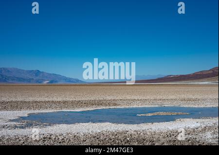 Flaque ou mirage d'eau dans le désert chaud de Mojave, horizon Banque D'Images