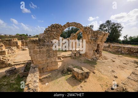 PAPHOS, CHYPRE - NOVEMBRE 22: (NOTE DE LA RÉDACTION: Image est un composite numérique [High Dynamic Range].) Vue générale des ruines du château de Saranta Kolones (quarante colonnes) au parc archéologique de Pafos sur 22 novembre 2022 à Paphos, Chypre. Banque D'Images