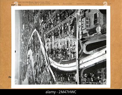 Autoroute Eastshore. Légende originale : Oakland california-vue aérienne de l'autoroute Eastshore en regardant vers le nord-ouest avec la structure de 29th Avenue en premier plan, le passage à niveau de 23d Avenue près du centre et le passage à niveau de 19th Avenue en arrière-plan. La séparation latérale de la structure de 23d Avenue permet de prendre place sur la rampe d'accès à l'autoroute. État: Californie. Lieu: Autoroute Eastshore. Banque D'Images