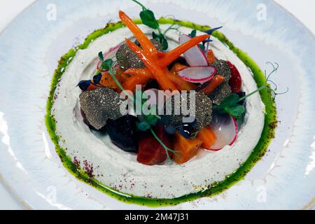 salade de petits légumes avec carottes, patates douces, betteraves, truffes et fromage à la crème Banque D'Images