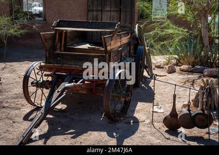 Ancienne charrette en bois dans une ville sauvage de l'ouest. Est abandonné Banque D'Images