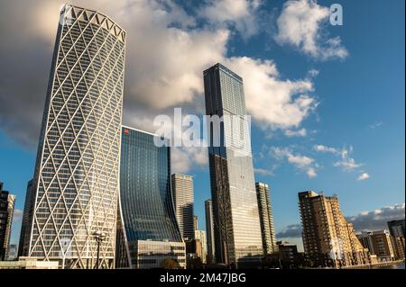 LONDRES - 4 novembre 2020: Canary Wharf verre moderne et gratte-ciel steele Banque D'Images