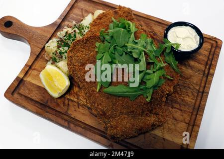 hache de veau poêlée à la miette connue sous le nom de schnitzel ou milanais Banque D'Images