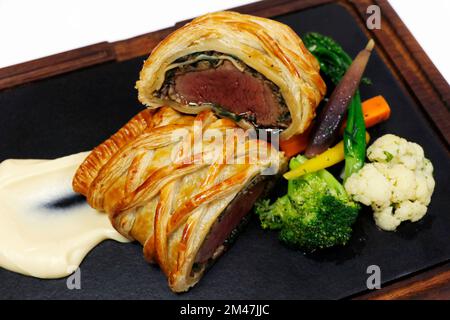 recette traditionnelle de bœuf wellington avec pâte feuilletée, similaire au pithivier traditionnel français Banque D'Images