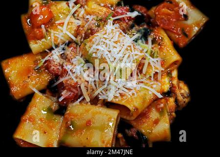authentique fromage méditerranéen, pâtes italiennes au paccheri, sauce tomate fraîche en gros plan Banque D'Images