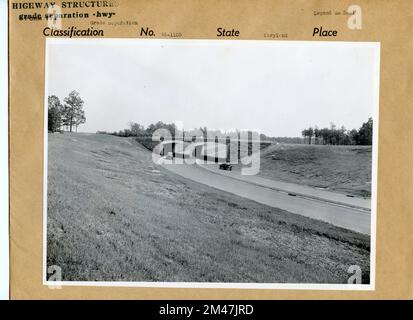 DC - séparations de classe de la route militaire de Camp Springs. Légende originale: Maryland- Prince Georges County- Grade Separations structure- D.C. - Camp Springs Military Highway (Suitland Parkway) au-dessus de l'entrée d'Andrews Field - (trompette de type 'y' connexion) photo par T. W. Kines Mai 1945. État: Maryland. Lieu : comté de Prince George. Banque D'Images