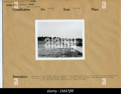 DC - séparation et échange de classe de la route militaire de Camp Springs. Légende originale : Maryland, comté de Prince Georges - vue vers le nord le long de Branch Ave. À Grade Separation & Interchange avec D.C. - Camp Springs Military Highway - (Suitland Parkway) Note - mouvements de virage à la rampe dans les Quads SW et ne. Photo de T. W. Kines Mai 1945. État: Maryland. Lieu : comté de Prince George. Banque D'Images