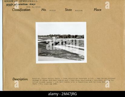 DC - séparation et échange de classe de la route militaire de Camp Springs. Légende originale: Maryland - Prince Georges County - Grade séparations structure on D.C. - Camp Springs Military Highway à Silver Hill Road vers l'est - Note stage construction - structure, classement pour 4-Land divisé Highway - 1-24 pieds chaussée pavée et temporairement utilisée pour la circulation à 2 voies - photo par T. W. Kines - Mai 1945. État: Maryland. Lieu : comté de Prince George. Banque D'Images