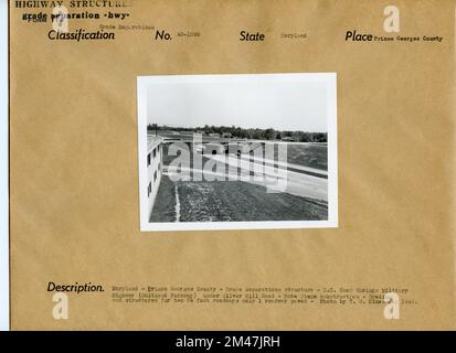 DC - séparations de classe de la route militaire de Camp Springs. Légende originale: Maryland- Prince Georges County- Grade Separations structure- D.C. Camp Springs Military Highway (Suitland Parkway) sous le chemin Silver Hill - Note construction d'étape - nivellement et structures pour deux routes de 24 pieds seulement 1 chaussée pavée - photo par T. W. Kines Mai 1945. État: Maryland. Lieu : comté de Prince George. Banque D'Images