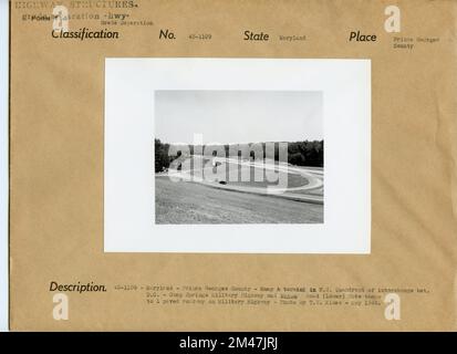 DC - séparation et échange de classe de la route militaire de Camp Springs. Légende originale: Maryland - Prince Georges County - Ramp & termini in NW quandrant d'échange entre D.C. - Camp Springs Military Highway et Mahew Road (plus bas) Note tempo à 1 chaussée pavée sur l'autoroute militaire - photo par T. W. Kines - Mai 1945. État: Maryland. Lieu : comté de Prince George. Banque D'Images