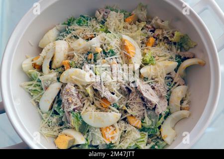 salade césar au poulet classique avec œufs, bacon, parmesan et laitue Banque D'Images
