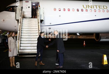Le Premier ministre Rishi Sunak débarque d'un avion avec le Premier ministre estonien Kaja Kallas à l'aéroport de Tallinn (Estonie). Date de la photo: Lundi 19 décembre 2022. Banque D'Images