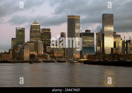 Vue sur les bâtiments d'entreprise au bord de la rivière Thames à Dusy Isle of Dogs London UK 2022 KATHY DEWITT Banque D'Images