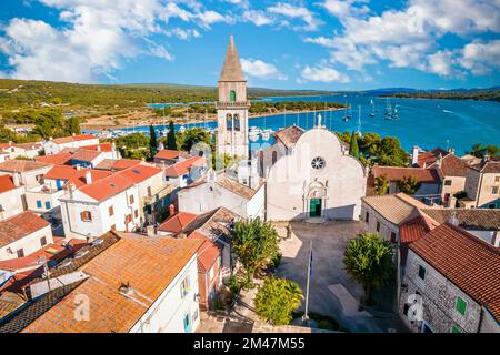 Ville historique d'Osor reliant les îles de Cres et Losinj vue aérienne, archipel de Kvarner en Croatie Banque D'Images