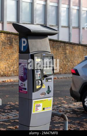 Parking payant avec panneau solaire dans la ville de Lyon, France Banque D'Images