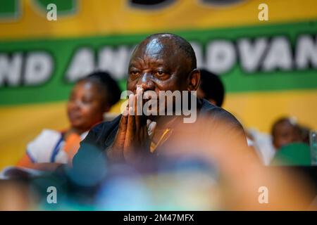 Johannesburg. 19th décembre 2022. Le président sud-africain Cyril Ramaphosa est photographié après avoir été réélu président du Congrès national africain (ANC) lors de la conférence nationale 55th de l'ANC à Johannesburg, en Afrique du Sud, le 19 décembre 2022. Cyril Ramaphosa, président du parti au pouvoir en Afrique du Sud, l'African National Congress (ANC), a été réélu pour diriger le parti pour un second mandat de cinq ans, selon les résultats des élections publiés lundi. Credit: Xinhua/Alay Live News Banque D'Images