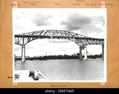 Pont de Calcasieu River, Lake Charles, Louisiane, on US 90. Légende originale : Calcasieu River Bridge, Lake Charles, Louisiane, on US 90. L'installation actuelle, en arrière-plan, est une route à deux voies sur une emprise confirmée, qui entoure le lac. Un pont de 20 pieds avec une chaussée, sujet à des ouvertures fréquentes pour la circulation fluviale, s'est avéré incapable de gérer la circulation aux heures de pointe sans retards continus et longs. Le nouveau pont à travée fixe de haut niveau, en premier plan, offre deux chaussées de 26 pieds avec des approches à quatre voies divisées. Le projet a été construit sur un nouvel emplacement, raccourcir Banque D'Images