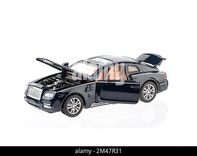 Modèle de voiture de luxe avec portes ouvertes, capot et coffre sur fond blanc. Copier l'espace. Banque D'Images