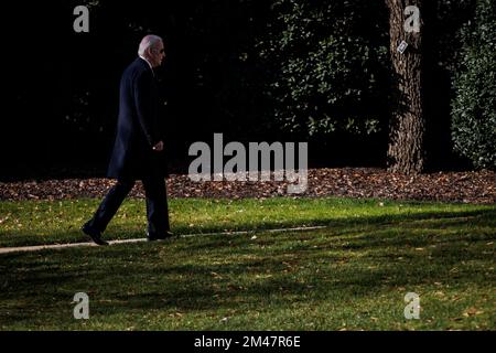 Washington, États-Unis. 19th décembre 2022. LE président AMÉRICAIN Joe Biden se rend au bureau ovale depuis Marine One, à son retour à la Maison Blanche à Washington, DC, sur 19 décembre 2022. Le Président et la première dame ont passé le week-end chez eux à Wilmington, Delaware. Credit: SIPA USA/Alay Live News Banque D'Images