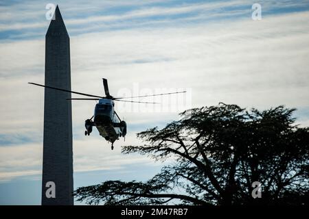 Washington, États-Unis. 19th décembre 2022. LE président DES ÉTATS-UNIS Joe Biden s'est installé à Marine One, sur la pelouse sud de la Maison Blanche, à Washington, DC, sur 19 décembre 2022. Le Président et la première dame ont passé le week-end chez eux à Wilmington, Delaware. Credit: SIPA USA/Alay Live News Banque D'Images