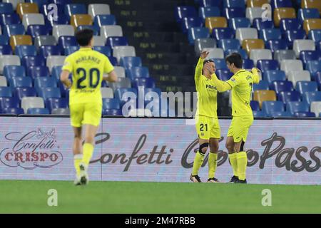 Naples, Italie. 17th décembre 2022. Gérard Moreno de Villarreal CF fête avec ses coéquipiers après avoir marqué le but de 1-3 lors du match de football amical entre SSC Napoli et Villarreal CF au stade Diego Armando Maradona à Naples (Italie), 17 décembre 2022. Photo Cesare Purini/Insidefoto crédit: Insidefoto di andrea staccioli/Alamy Live News Banque D'Images