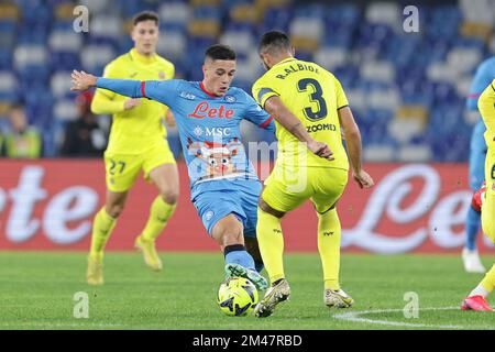 Naples, Italie. 17th décembre 2022. Giacomo Raspadori de SSC Napoli et Raul Albiol de Villarreal CF se disputent le ballon lors du match de football amical entre SSC Napoli et Villarreal CF au stade Diego Armando Maradona à Napoli (Italie), 17 décembre 2022. Photo Cesare Purini/Insidefoto crédit: Insidefoto di andrea staccioli/Alamy Live News Banque D'Images